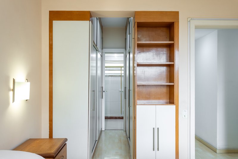 Um apartamento grande, bem resolvido e pronto para viver bem ao lado do metrô Afonso Pena! Rua Campos Sales Rio de Janeiro - 