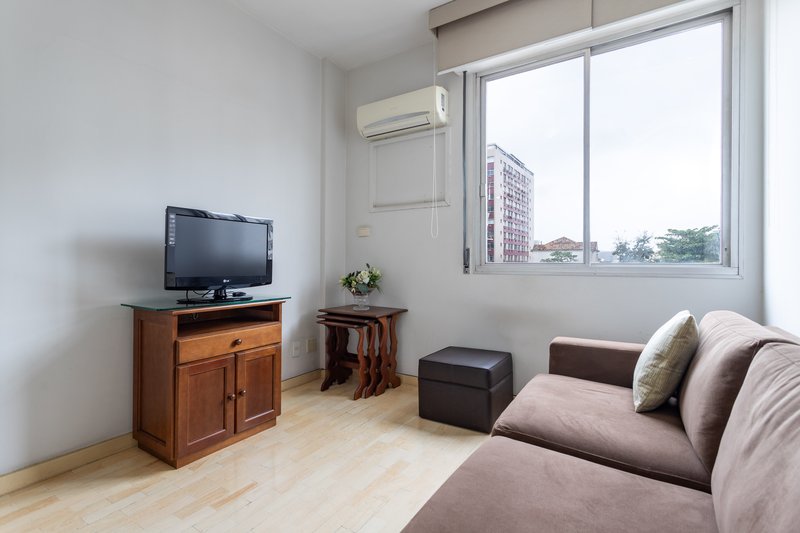 Um apartamento grande, bem resolvido e pronto para viver bem ao lado do metrô Afonso Pena! Rua Campos Sales Rio de Janeiro - 