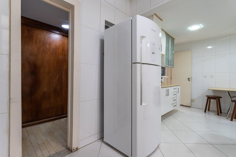 Um apartamento grande, bem resolvido e pronto para viver bem ao lado do metrô Afonso Pena! Rua Campos Sales Rio de Janeiro - 