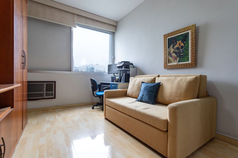 Um apartamento grande, bem resolvido e pronto para viver bem ao lado do metrô Afonso Pena! Rua Campos Sales Rio de Janeiro - 