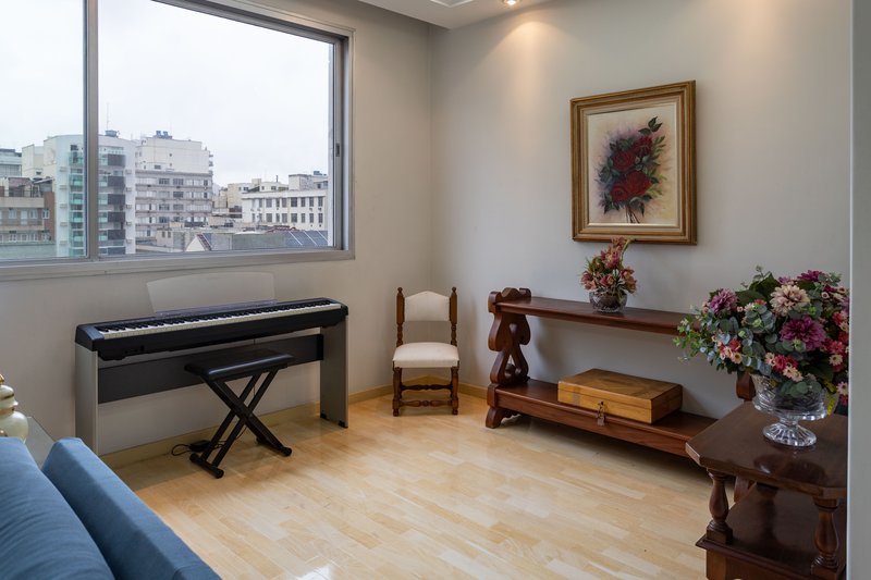 Um apartamento grande, bem resolvido e pronto para viver bem ao lado do metrô Afonso Pena! Rua Campos Sales Rio de Janeiro - 