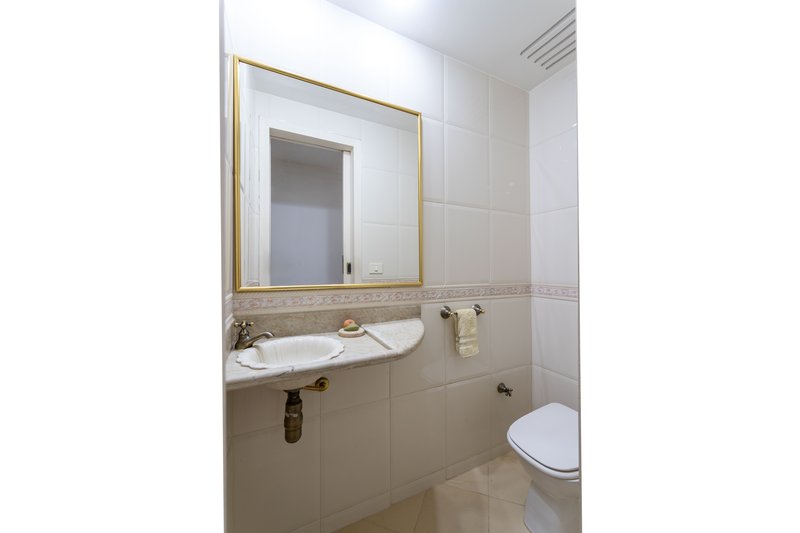 Um apartamento grande, bem resolvido e pronto para viver bem ao lado do metrô Afonso Pena! Rua Campos Sales Rio de Janeiro - 