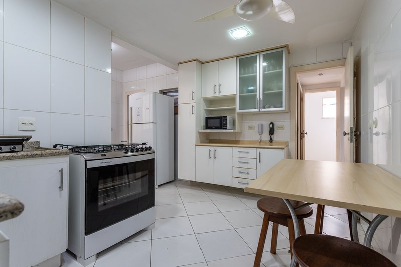 Um apartamento grande, bem resolvido e pronto para viver bem ao lado do metrô Afonso Pena! Rua Campos Sales Rio de Janeiro - 