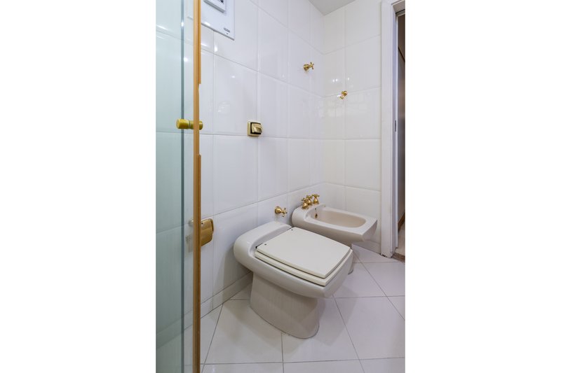 Um apartamento grande, bem resolvido e pronto para viver bem ao lado do metrô Afonso Pena! Rua Campos Sales Rio de Janeiro - 