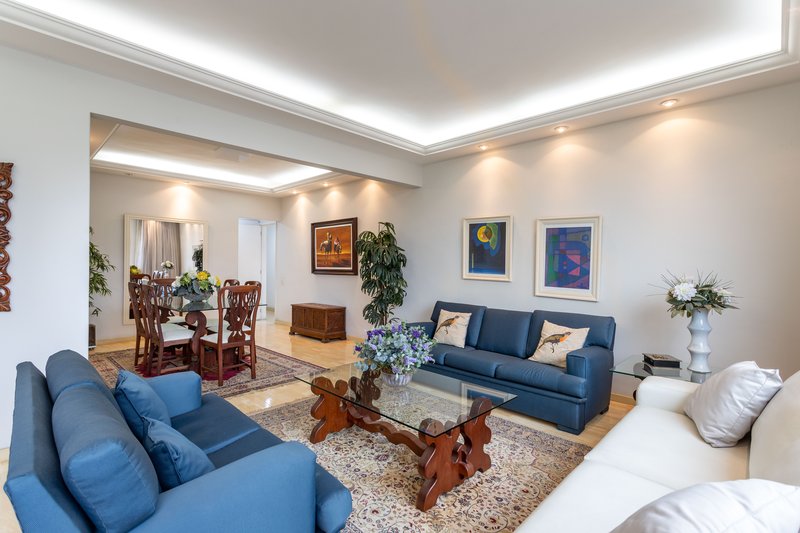 Um apartamento grande, bem resolvido e pronto para viver bem ao lado do metrô Afonso Pena! Rua Campos Sales Rio de Janeiro - 