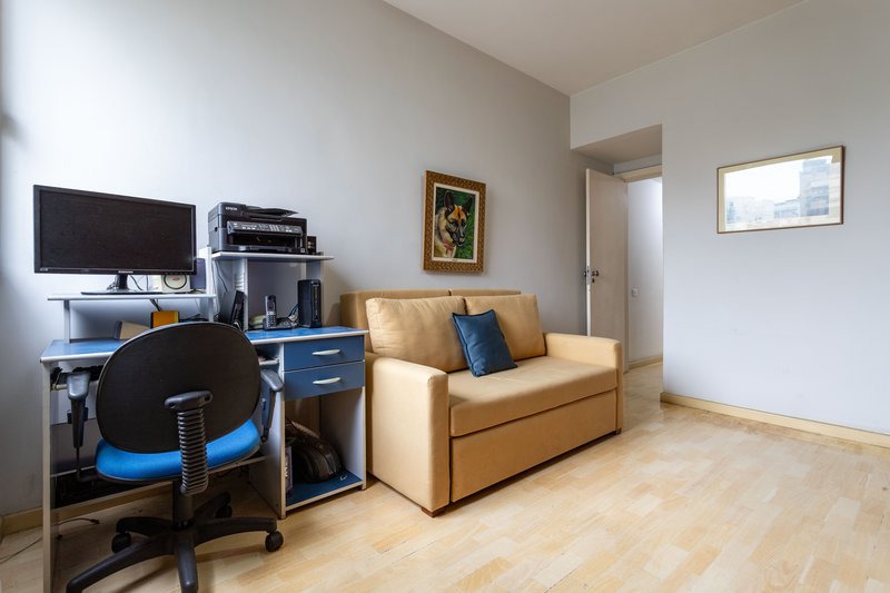 Um apartamento grande, bem resolvido e pronto para viver bem ao lado do metrô Afonso Pena! Rua Campos Sales Rio de Janeiro - 