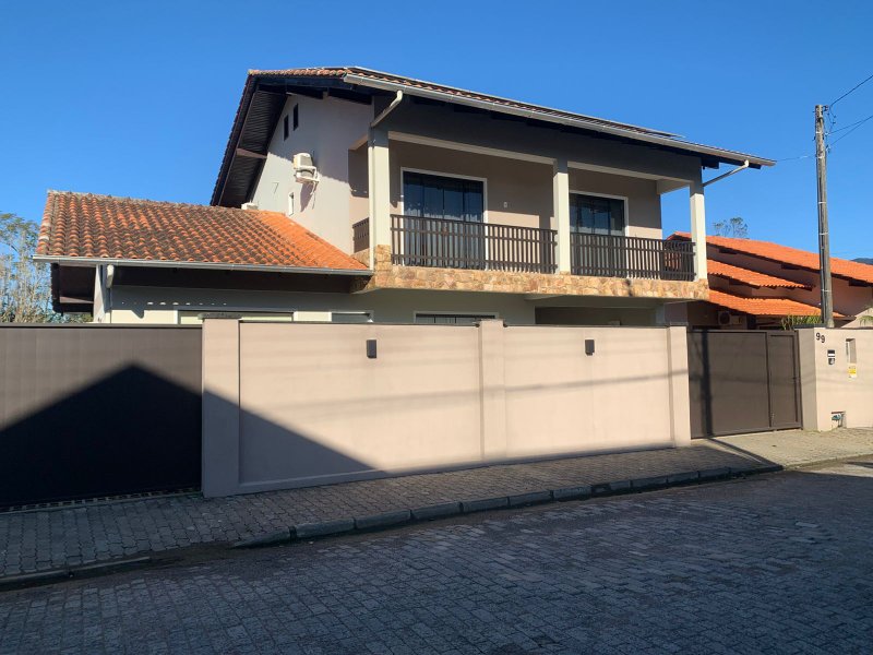 Casa de 230,00 m² - RODEIO - 