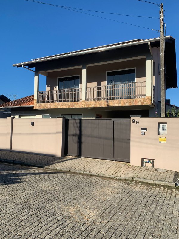 Casa de 230,00 m² - RODEIO - 
