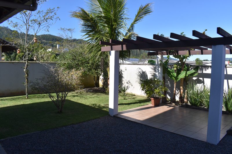 Casa de 230,00 m² - RODEIO - 
