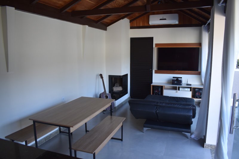 Casa de 230,00 m² - RODEIO - 
