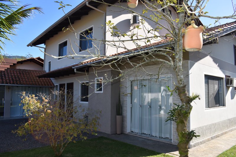 Casa de 230,00 m² - RODEIO - 