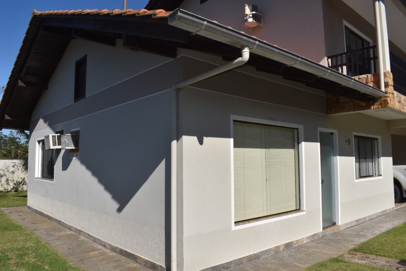 Casa de 230,00 m² - RODEIO - 