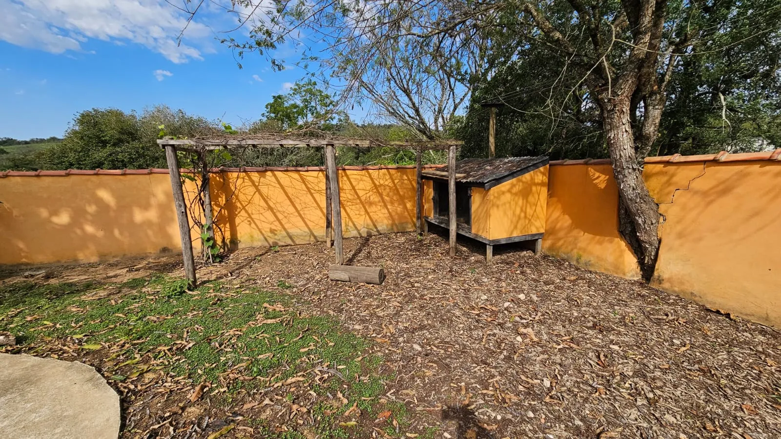 Chacara &agrave; VENDA, 1300m - 3 Dorm. 1 Su&iacute;te - Energia Solar - R$ 430.000 - Ara&ccedil;oiaba da Serra Estrada de Aparecida Araçoiaba da Serra - 