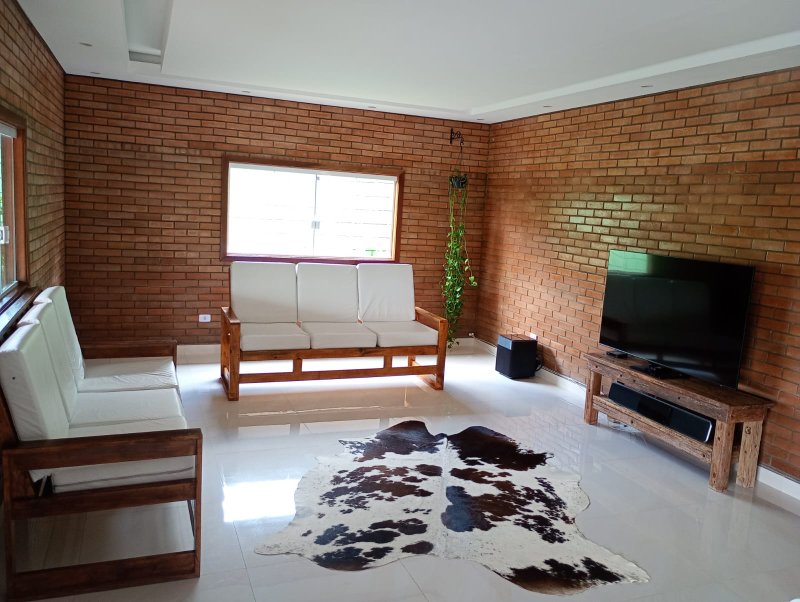 Casa com piscina em condomínio fechado próximo ao centro de Igaratá - Igaratá - 