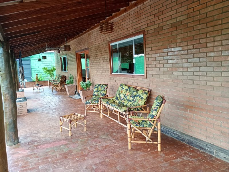 Casa com piscina em condomínio fechado próximo ao centro de Igaratá - Igaratá - 