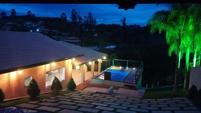 Casa com piscina em condomínio fechado próximo ao centro de Igaratá - Igaratá - 