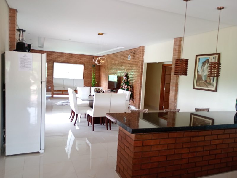 Casa com piscina em condomínio fechado próximo ao centro de Igaratá - Igaratá - 