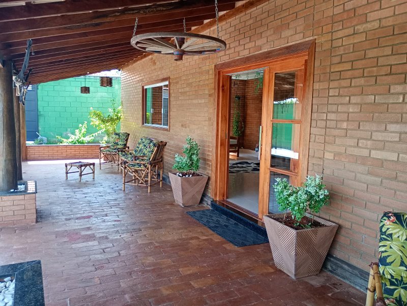 Casa com piscina em condomínio fechado próximo ao centro de Igaratá - Igaratá - 
