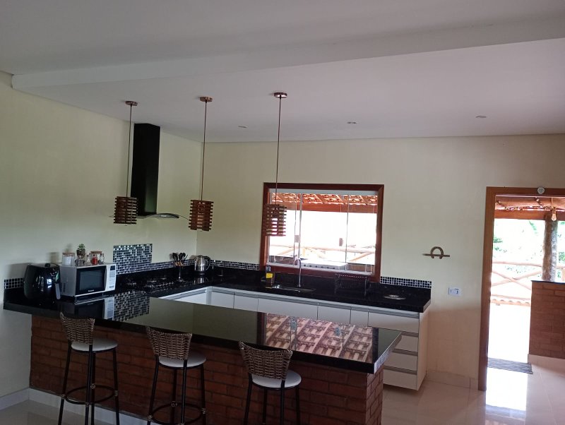 Casa com piscina em condomínio fechado próximo ao centro de Igaratá - Igaratá - 