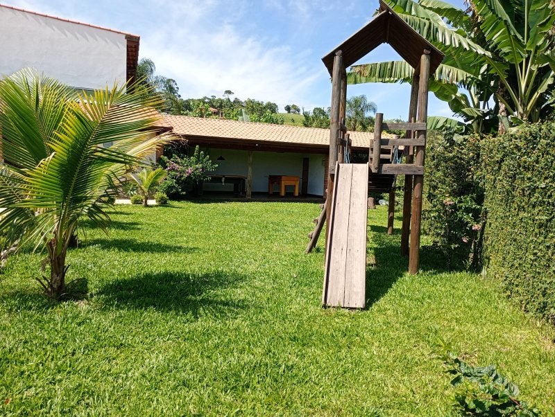 Casa com piscina em condomínio fechado próximo ao centro de Igaratá - Igaratá - 