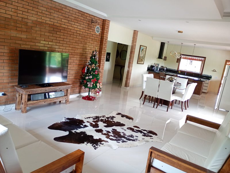 Casa com piscina em condomínio fechado próximo ao centro de Igaratá - Igaratá - 
