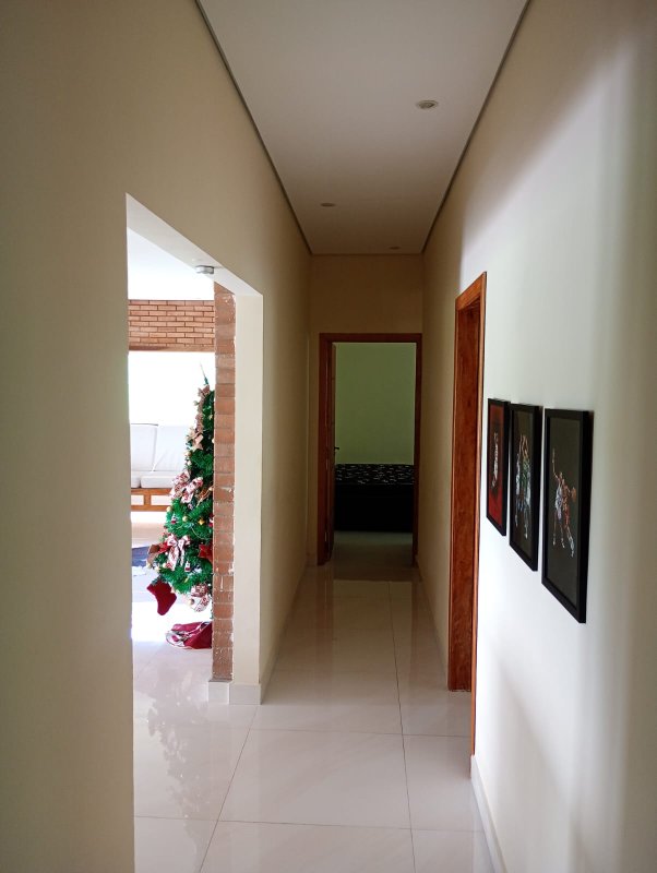 Casa com piscina em condomínio fechado próximo ao centro de Igaratá - Igaratá - 