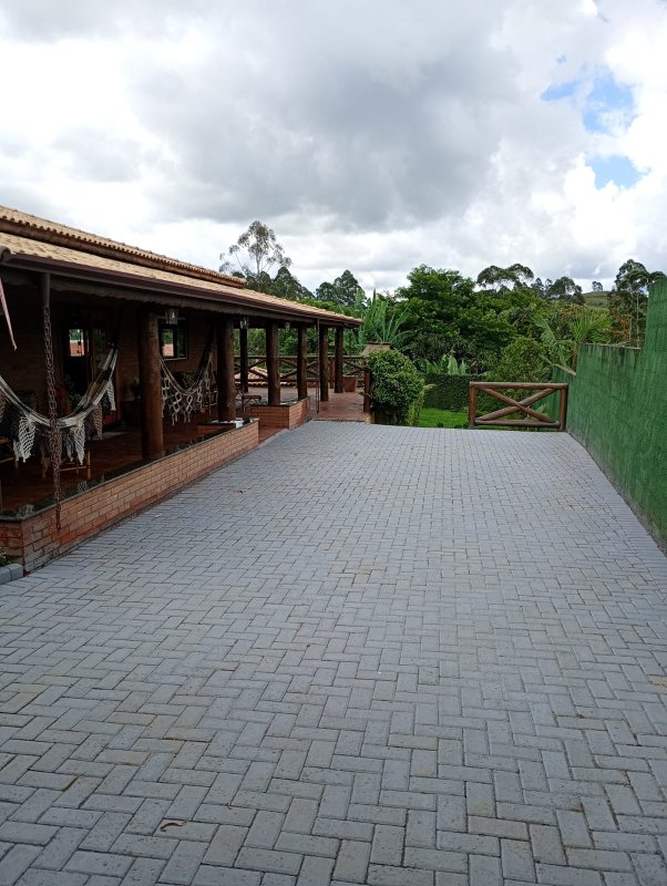 Casa com piscina em condomínio fechado próximo ao centro de Igaratá - Igaratá - 