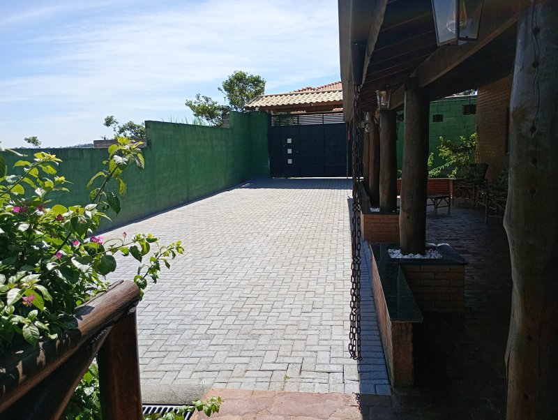 Casa com piscina em condomínio fechado próximo ao centro de Igaratá - Igaratá - 