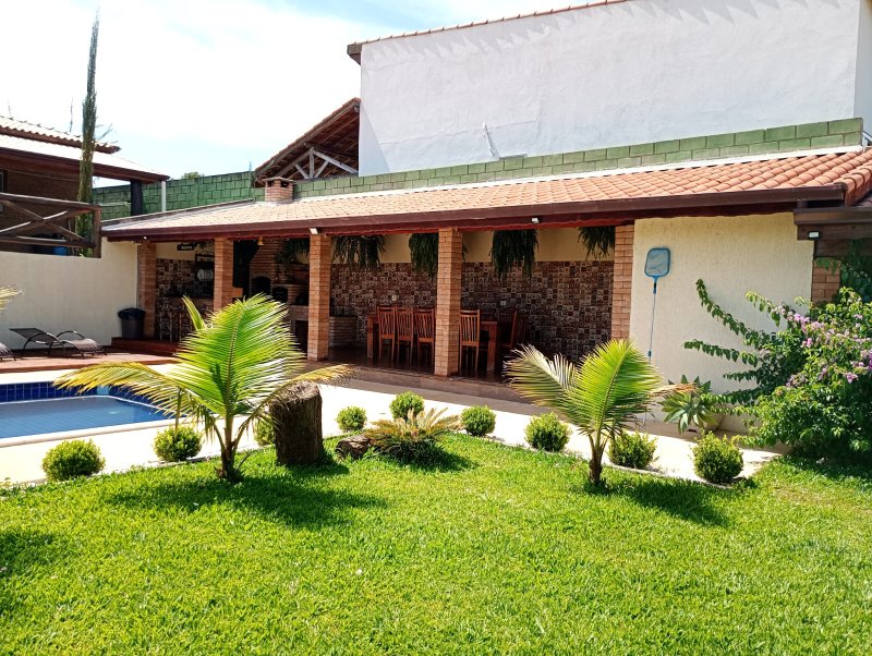 Casa com piscina em condomínio fechado próximo ao centro de Igaratá - Igaratá - 