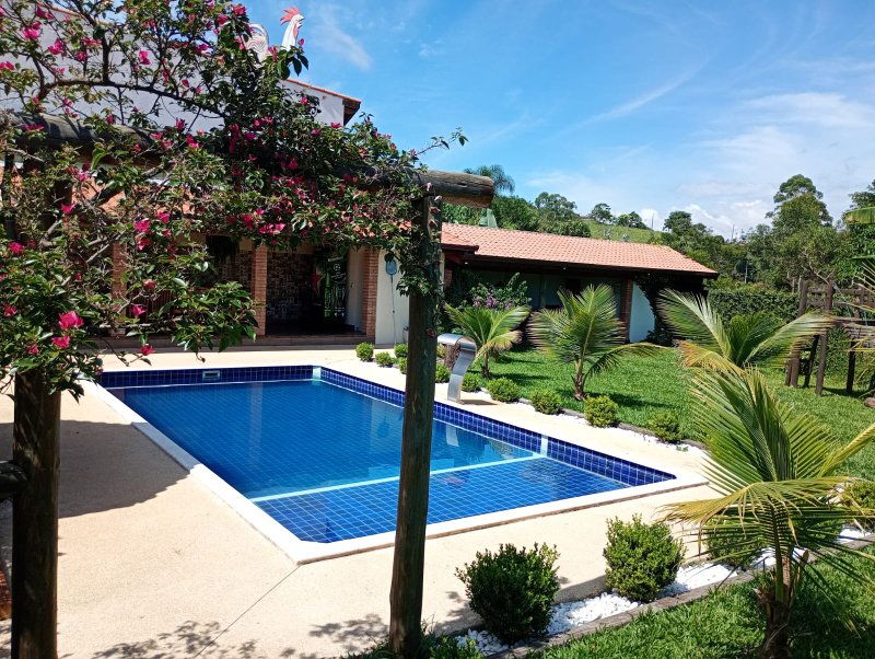 Casa com piscina em condomínio fechado próximo ao centro de Igaratá - Igaratá - 
