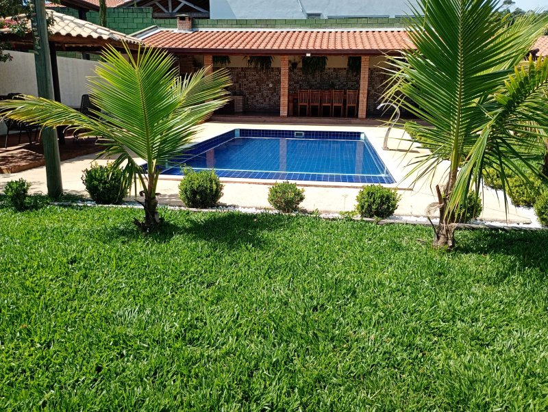 Casa com piscina em condomínio fechado próximo ao centro de Igaratá - Igaratá - 
