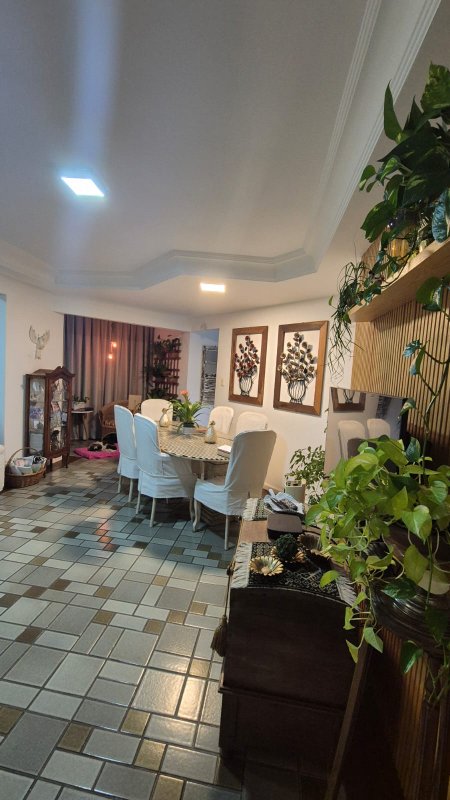 APARTAMENTO VISTA MAR 2 QUARTOS SUÍTE VARANDA 2 GARAGENS À VENDA NO RIO VERMELHO! Avenida Cardeal da Silva Salvador - 