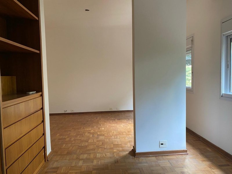 ALUGA-SE APARTAMENTO CL&Aacute;SSICO - 130M2 - 3 QUARTOS - 1 VAGA - 4 ANDAR Rua Romilda Margarita Gabriel São Paulo - 