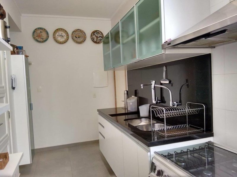 ALUGA-SE APARTAMENTO CLÁSSICO - 130M2 - 3 QUARTOS - 1 VAGA - 4 ANDAR Rua Romilda Margarita Gabriel São Paulo - 