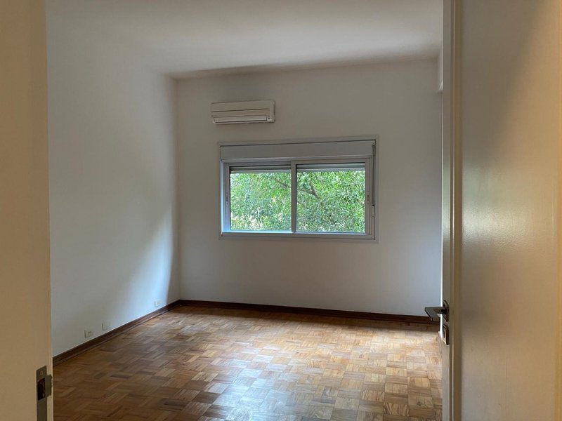 ALUGA-SE APARTAMENTO CL&Aacute;SSICO - 130M2 - 3 QUARTOS - 1 VAGA - 4 ANDAR Rua Romilda Margarita Gabriel São Paulo - 