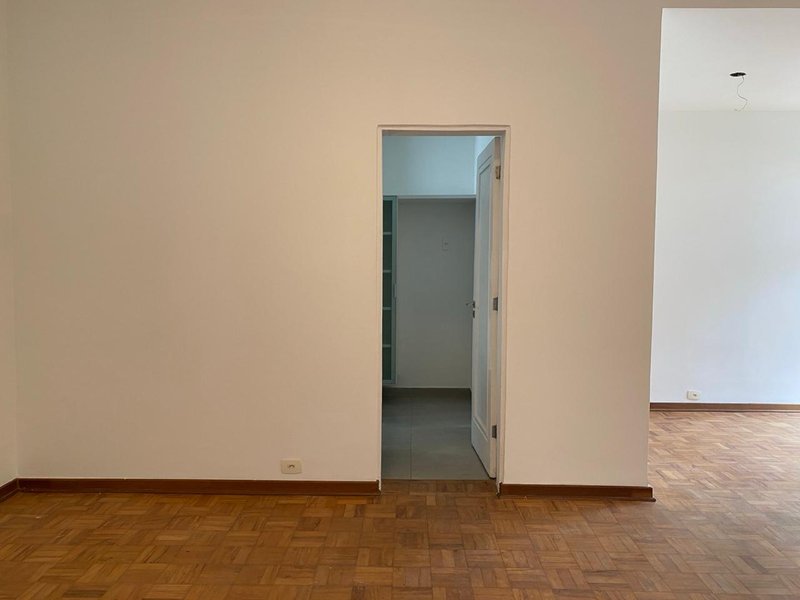 ALUGA-SE APARTAMENTO CL&Aacute;SSICO - 130M2 - 3 QUARTOS - 1 VAGA - 4 ANDAR Rua Romilda Margarita Gabriel São Paulo - 