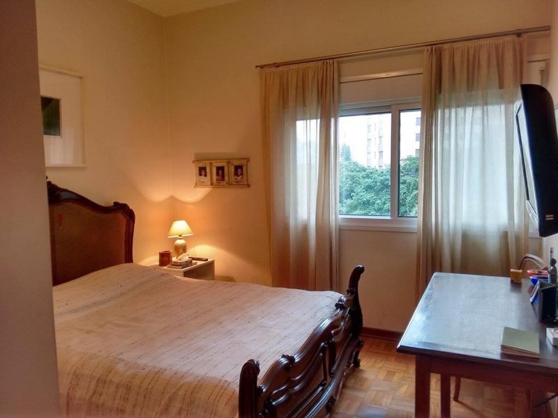 ALUGA-SE APARTAMENTO CLÁSSICO - 130M2 - 3 QUARTOS - 1 VAGA - 4 ANDAR Rua Romilda Margarita Gabriel São Paulo - 