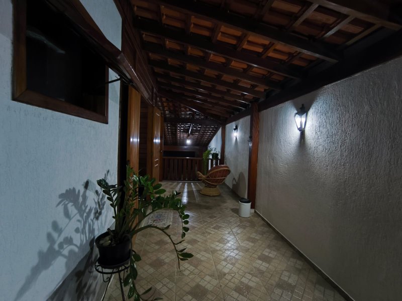 Casa Térrea Avarandada para Alugar no Condomínio Rubi - Mogi das Cruzes - 