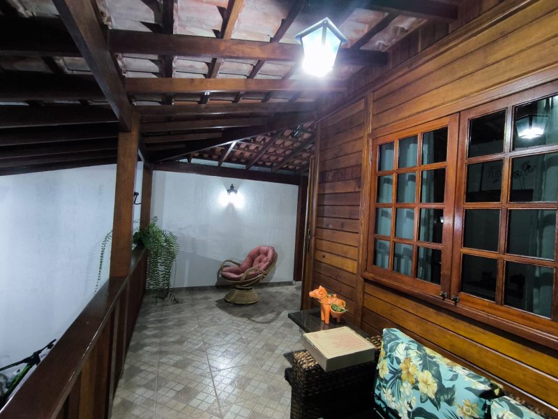 Casa Térrea Avarandada para Alugar no Condomínio Rubi - Mogi das Cruzes - 