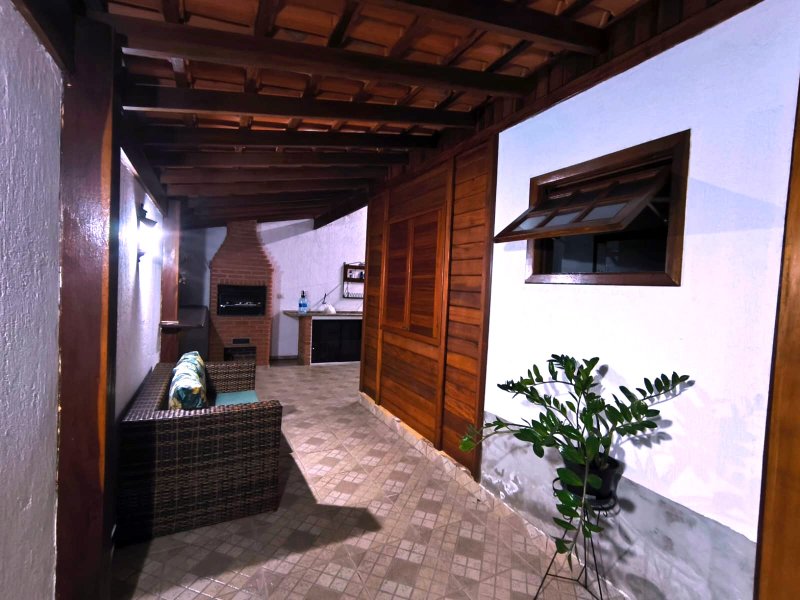 Casa Térrea Avarandada para Alugar no Condomínio Rubi - Mogi das Cruzes - 