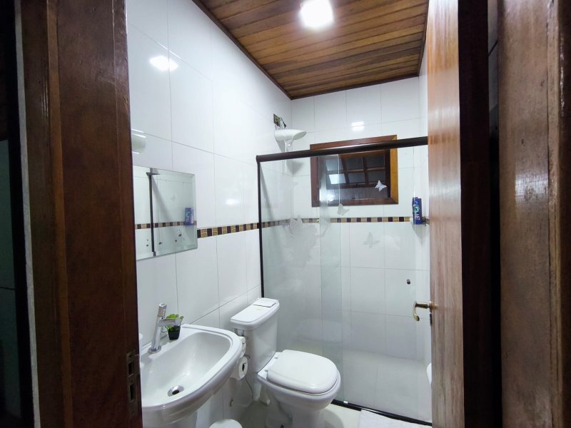 Casa Térrea Avarandada para Alugar no Condomínio Rubi - Mogi das Cruzes - 