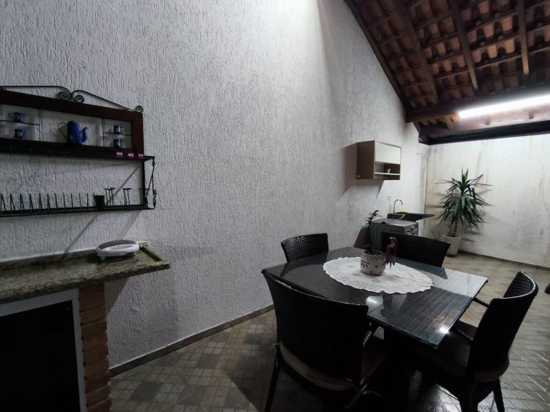 Casa Térrea Avarandada para Alugar no Condomínio Rubi - Mogi das Cruzes - 