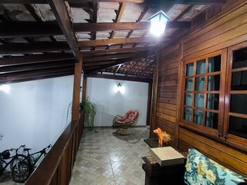 Casa Térrea Avarandada para Alugar no Condomínio Rubi - Mogi das Cruzes - 