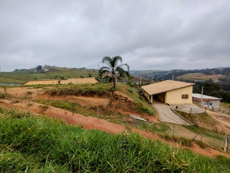 Chácara com piscina à venda próximo ao bairro do Funil - Santa Isabel - 