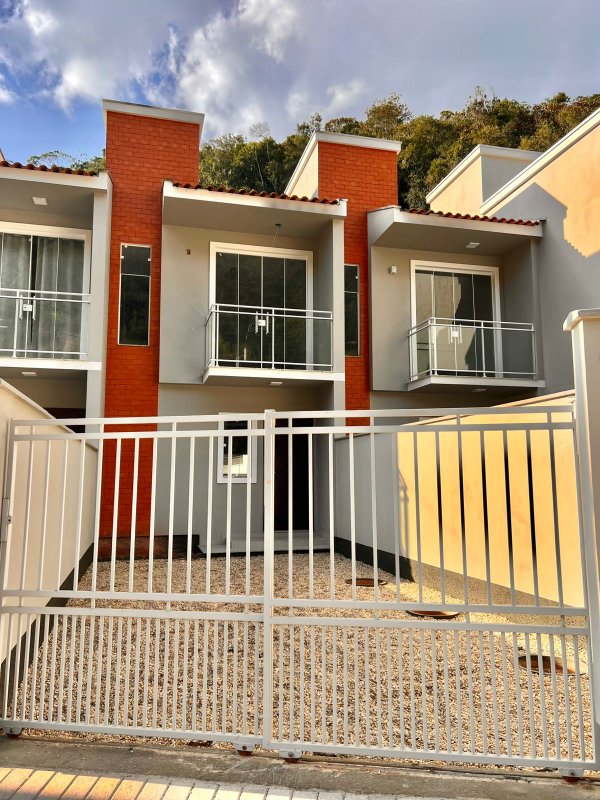 Sobrado geminado no bairro Cedrinho! - Brusque - 