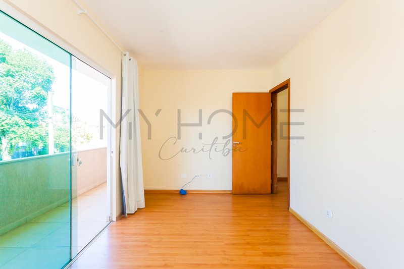 CASA À VENDA EM PINHAIS - COM 3 QUARTOS - 2 VAGAS - QUINTAL - PRONTO PARA MORAR Rua Píen Pinhais - 