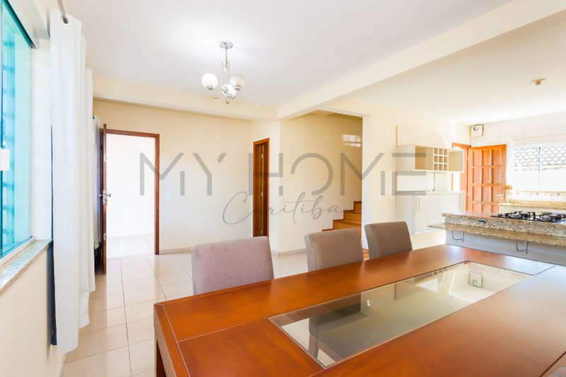CASA À VENDA EM PINHAIS - COM 3 QUARTOS - 2 VAGAS - QUINTAL - PRONTO PARA MORAR Rua Píen Pinhais - 