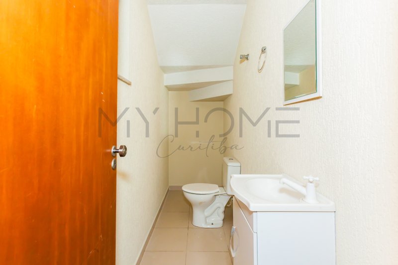 CASA À VENDA EM PINHAIS - COM 3 QUARTOS - 2 VAGAS - QUINTAL - PRONTO PARA MORAR Rua Píen Pinhais - 