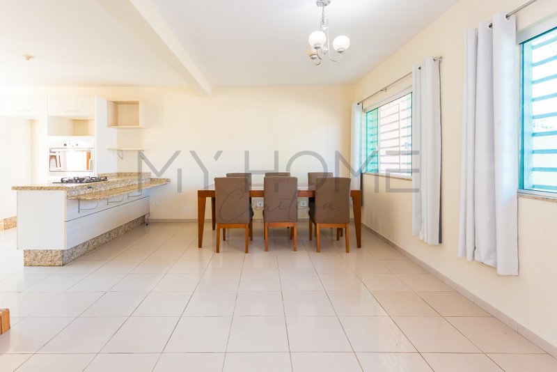 CASA À VENDA EM PINHAIS - COM 3 QUARTOS - 2 VAGAS - QUINTAL - PRONTO PARA MORAR Rua Píen Pinhais - 