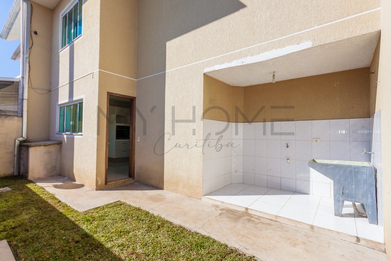 CASA À VENDA EM PINHAIS - COM 3 QUARTOS - 2 VAGAS - QUINTAL - PRONTO PARA MORAR Rua Píen Pinhais - 